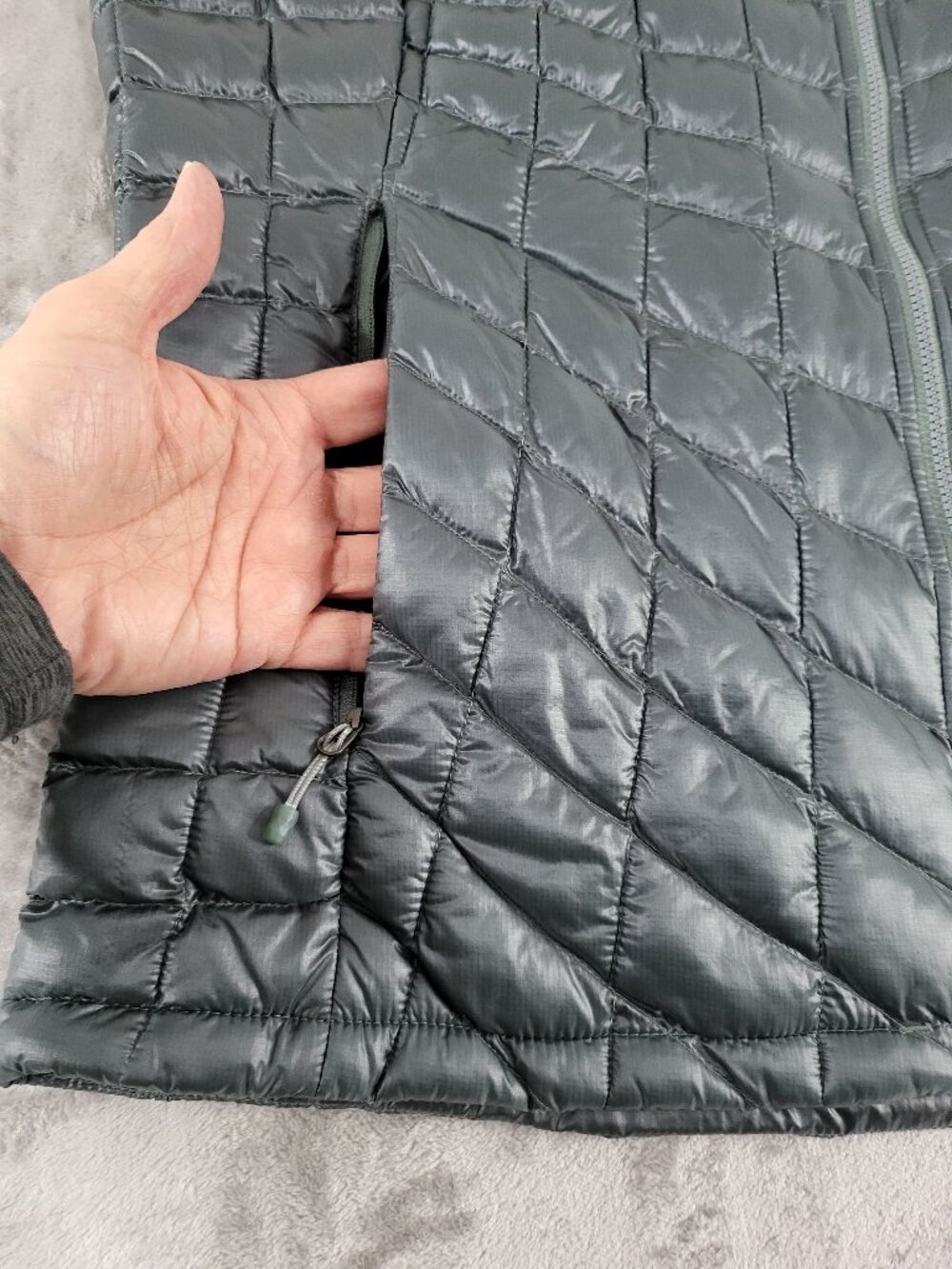 The North Face Women’s L ThermoBall Quilted Puffer Vest Teal Full Zip - Picture 4 of 5